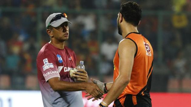 Rahul Dravid, mentor of Delhi Daredevils, shakes hands with Sunrisers Hyderabad’s Yuvraj Singh at the Feroz Shah Kotla Stadium in Delhi on Tuesday. (BCCI)