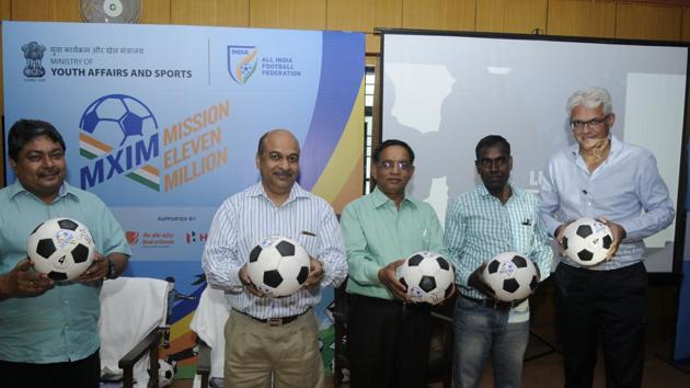 For the love of football: (From left) Joint director secondary education, KK Gupta; director, UP secondary education, Aman Nath Verma; education department official, PC Yadav; athlete Gulab Chand and FIFA U-17 WC project director, local organising committee, Joy Bhattacharya, at a seminar in Lucknow to chalk out plans to promote the sport(Deepak Gupta / HT Photo)