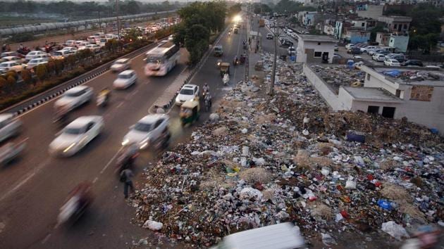Heap of garbage are strewn along the roadside near Geeta Colony. Repeated strikes by sanitation workers and poor garbage management have led to Delhi scoring poorly on the Swachh rankings. (Arun Sharma/HT Photo) Heap of garbage are strewn along the roadside near Geeta Colony. Repeated strikes by sanitation workers and poor garbage management have led to Delhi scoring poorly on the Swachh rankings. (Arun Sharma/HT Photo)