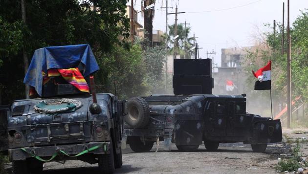 Iraqi security forces secure a street on the front line in Mosul's Old City on May 3, 2017, during an offensive to retake the city from Islamic State (IS) group fighters. (AFP Photo) Iraqi security forces secure a street on the front line in Mosul's Old City on May 3, 2017, during an offensive to retake the city from Islamic State (IS) group fighters. (AFP Photo)