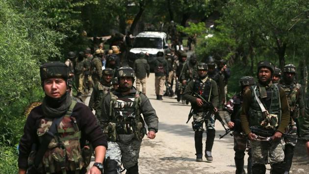 Paramilatary soldiers patrol during an operation against militants in Shopian district on Thursday.(Waseem Andrabi/HT Photo)