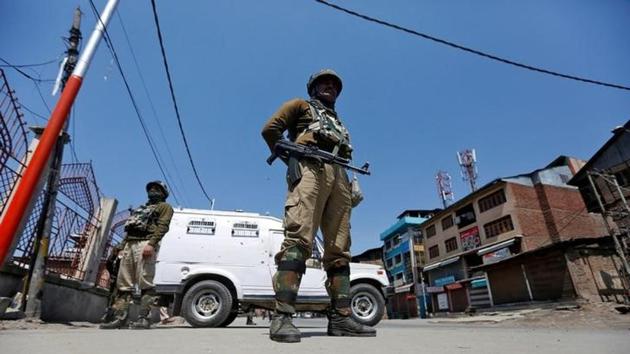 Security personnel guard a deserted street in downtown Srinagar.(Reuters File Photo) Security personnel guard a deserted street in downtown Srinagar.(Reuters File Photo)