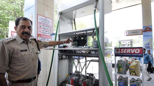 Police and Noida city magistrate inspected a fuel station in Sector 21 A on Thursday. (Sunil Ghosh/HT Photo) Police and Noida city magistrate inspected a fuel station in Sector 21 A on Thursday. (Sunil Ghosh/HT Photo)
