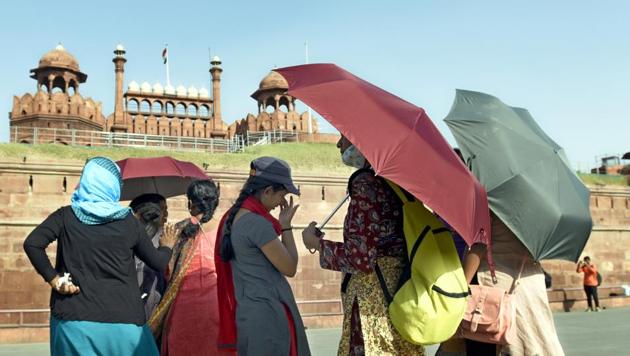 Tourists cover themselves with caps and umbrellas during an extremely hot day in Delhi.(Sonu Mehta/HT PHOTO) Tourists cover themselves with caps and umbrellas during an extremely hot day in Delhi.(Sonu Mehta/HT PHOTO)