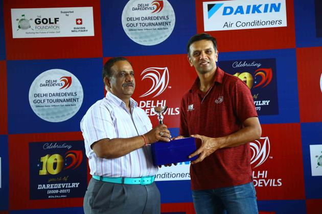 Delhi Daredevils coach Rahul Dravid receives his trophy after a fun outing at the golf course. (Delhi Daredevils) 