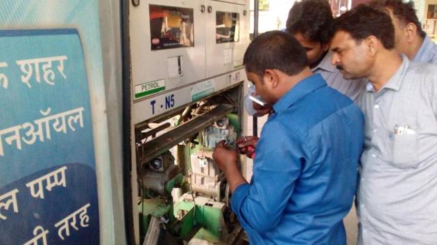 Fuel dispensers being checked at a petrol pump near Jawahar Bhawan in Lucknow on Thursday.(HT Photo)