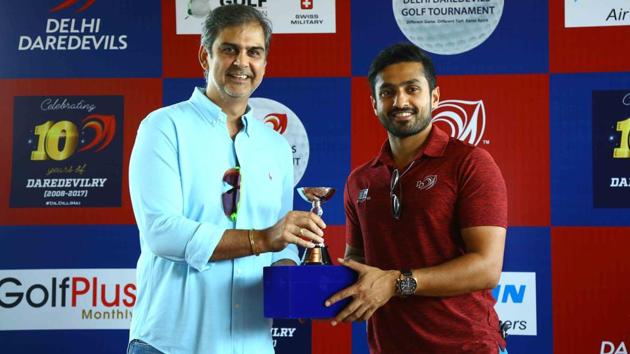 Karun Nair receives his trophy from Nikhil Chopra after the Delhi Daredevils golf tournament. (delhi daredevils) 