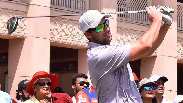 Delhi Daredevils’ Australian  pacer Ben Hilfenhaus proved that he is no fluke with the golf club either -- a hint perhaps for the Indian Premier League (IPL) team’s management to use him more as a batsman as well for her sure can hit them high and long.  (delhi daredevils) 