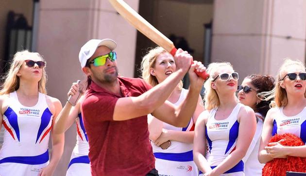 Delhi Daredevils’ Australian  pacer Ben Hilfenhaus further enhanced his batting credentials with some lusty drives. (delhi daredevils) 