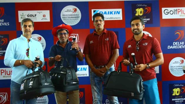 Former India cricket team spinner Nikhil Chopra (left) and Daredevils’ bowling coach, TA Sekar (2nd right), gave away the trophies and prizes to the top performers of the Delhi Daredevils golf tournament . (Delhi daredevils) 
