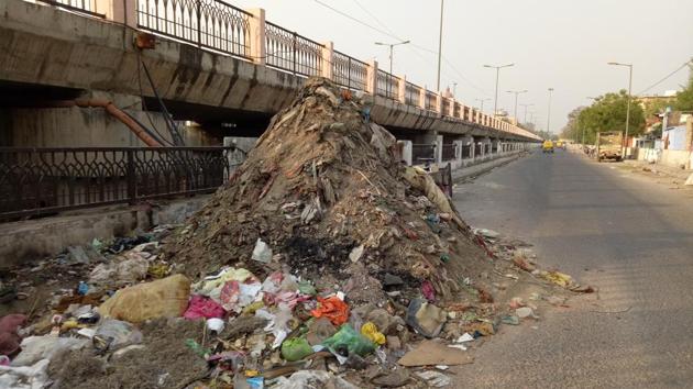 The rank of Lucknow in cleanliness survey raises questions on tall claims of Lucknow Municipal Corporation about keeping the city clean. (HT Photo) The rank of Lucknow in cleanliness survey raises questions on tall claims of Lucknow Municipal Corporation about keeping the city clean. (HT Photo)