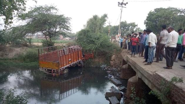 The truck was carrying a wedding party that was returning from Agra after a pre-wedding ritual when the accident took place in Etah in which 14 people were killed.(HT Photo)