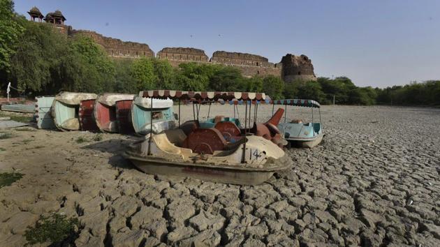 Part of a moat surrounding the ruins of the historic Purana Qila, Delhi has seen a slow and painful death of the Old Fort Boat Club lake shut for the last nine months owing to negligence of various government bodies involved who are passing the buck to each other on jurisdiction and upkeep of the lake. (Raj K Raj/HT PHOTO)