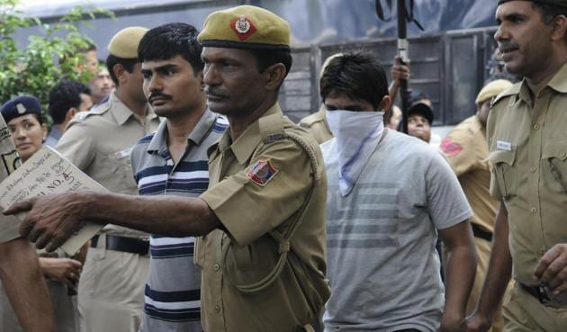 Delhi Police taking accused Akshay Thakur and Pawan Gupta (face covered) to court in 2013.(HT File)