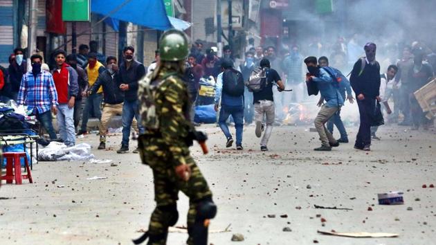 Kashmir has seen a spate of bank lootings, militant attacks and mounting civilian-police clashes over the past few months.(Waseem Andrabi / Hindustan Times)
