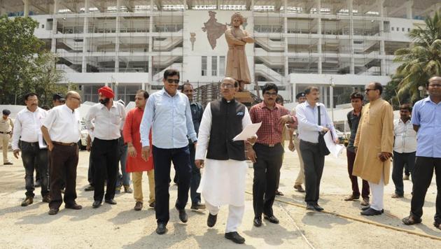 Union Sports Minister Vijay Goel visits Vivekananda Yubabharati Stadium (Salt Lake Stadium) in Kolkata on May 5 to assess the preparation for the U-17 FIFA World Cup.(Samir Jana/HT PHOTO) Union Sports Minister Vijay Goel visits Vivekananda Yubabharati Stadium (Salt Lake Stadium) in Kolkata on May 5 to assess the preparation for the U-17 FIFA World Cup.(Samir Jana/HT PHOTO)