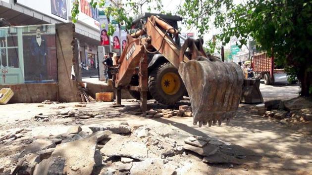 Illegal construction on a piece of gifted land being demolished by Ranchi Municipal Corporation (HT Photo) Illegal construction on a piece of gifted land being demolished by Ranchi Municipal Corporation (HT Photo)