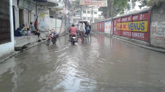 Overflowing sewage on Beniabag- Kabir Chaura stretch.(HT Photo) Overflowing sewage on Beniabag- Kabir Chaura stretch.(HT Photo)