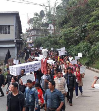 Residents of Darjeeling organised a rally on Saturday to protest against the remark of minister Indranil Sen.(HT Photo)