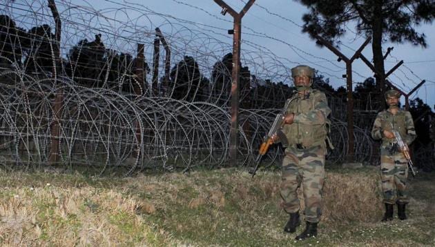 Army jawans patrolling along the Line of Control in Jammu and Kashmir.(PTI) Army jawans patrolling along the Line of Control in Jammu and Kashmir.(PTI)