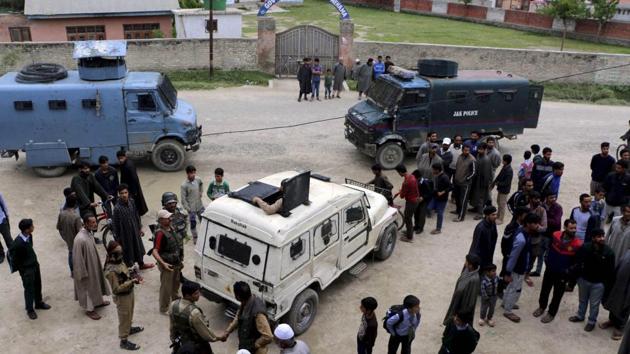 Security forces personnel and locals standing near a bank which was looted by suspected militants in Pulwama district of south Kashmir earlier this week.(PTI FILE PHOTO) Security forces personnel and locals standing near a bank which was looted by suspected militants in Pulwama district of south Kashmir earlier this week.(PTI FILE PHOTO)