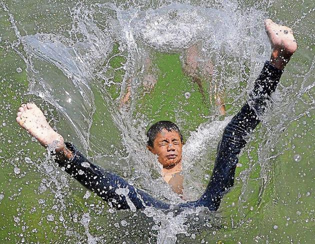 With the temperature soaring to 40 degrees Celsius on Saturday, this boy found relief in taking a dip in the Sector-42 lake, Chandigarh, on Saturday.(Karun Sharma/HT)