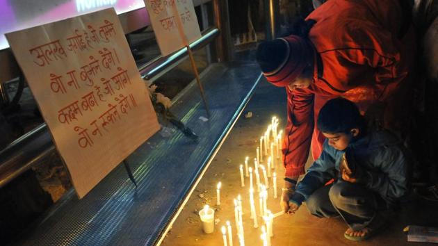 People light candles in the memory of the December 16, 2012 gang rape victim in New Delhi.(HT File)