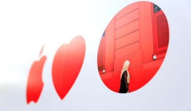 An Apple logo is shown next to a heart and a red dot depicting a local artist's work on the facade of Singapore's first Apple store on Friday.(Reuters photo) An Apple logo is shown next to a heart and a red dot depicting a local artist's work on the facade of Singapore's first Apple store on Friday.(Reuters photo)