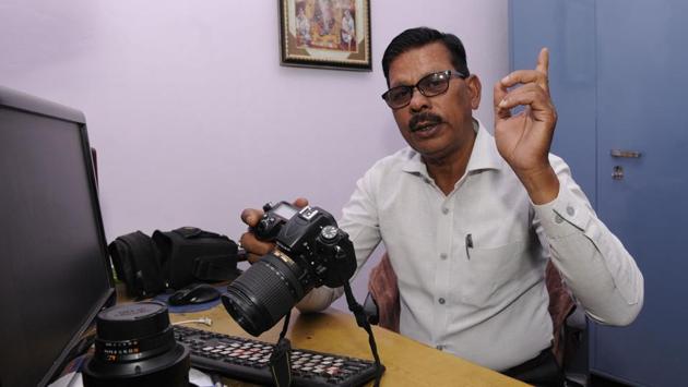 A police photographer keeps long hours. Lucknow police photographer Amitabh Singh has not taken leave for 25 years. (Ashok Dutta/HT Photo) A police photographer keeps long hours. Lucknow police photographer Amitabh Singh has not taken leave for 25 years. (Ashok Dutta/HT Photo)