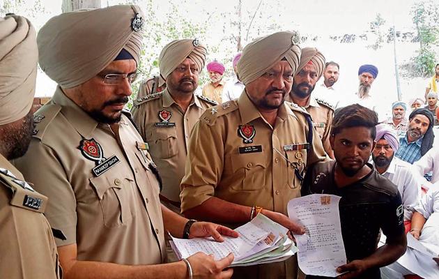 A villager handing over an affidavit, pledging to stay away from drugs, to SSP (rural) Surjit Singh at Khurshidpura village in Ludhiana on Saturday.(HT Photo) A villager handing over an affidavit, pledging to stay away from drugs, to SSP (rural) Surjit Singh at Khurshidpura village in Ludhiana on Saturday.(HT Photo)