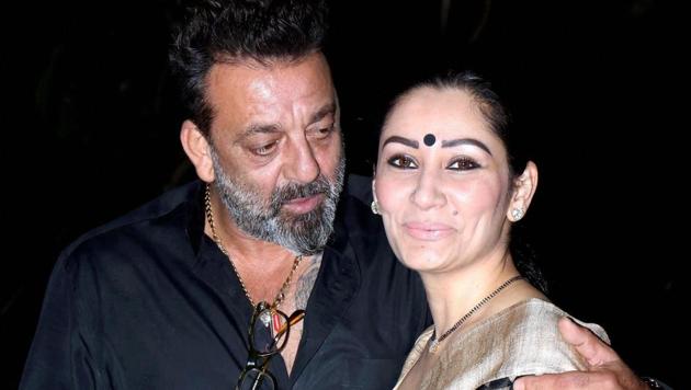Bollywood actor Sanjay Dutt with his wife Manyata Dutt celebrate the completion of the film Bhoomi in Mumbai on Friday.(PTI)