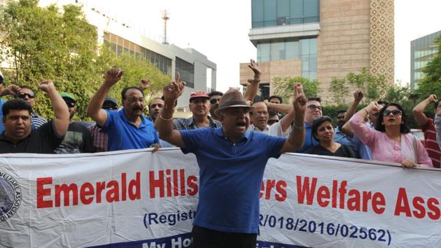Buyers of flats and plots in Emerald Hills Society protest against the builder in Gurgaon on Saturday. (Parveen Kumar/HT Photo) Buyers of flats and plots in Emerald Hills Society protest against the builder in Gurgaon on Saturday. (Parveen Kumar/HT Photo)