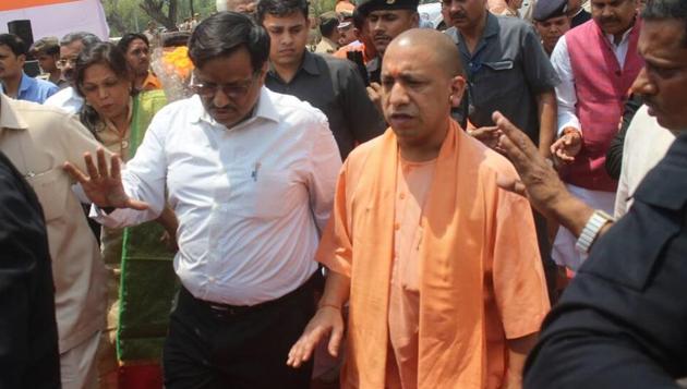 Yogi Adityanath takes stock of the projects undertaken for cleaning the Yamuna river.(HT Photo) Yogi Adityanath takes stock of the projects undertaken for cleaning the Yamuna river.(HT Photo)