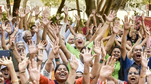 Mumbaiites celebrate World Laughter Day at the Nana Nani Park in Girgaon Chowpatty in Mumbai on Sunday. (Kunal Patil/HT Photo)