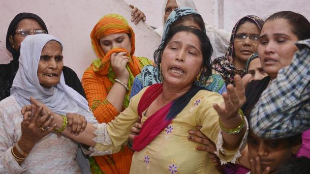 The family members of acid-attack victim Gulista who succumbed to her injuries on Sunday, 45 days after a former friend threw acid on her when she was asleep at her house. (Sakib Ali/HT Photo) The family members of acid-attack victim Gulista who succumbed to her injuries on Sunday, 45 days after a former friend threw acid on her when she was asleep at her house. (Sakib Ali/HT Photo)