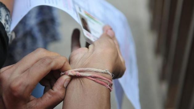 A candidate seen removing a religious thread from his wrist. The instructions listed for them included restrictions on bringing any article other than those mentioned in the list. The candidates have also been asked to follow a certain dress code. (Mujeeb Faruqui/HT Photo) A candidate seen removing a religious thread from his wrist. The instructions listed for them included restrictions on bringing any article other than those mentioned in the list. The candidates have also been asked to follow a certain dress code. (Mujeeb Faruqui/HT Photo)