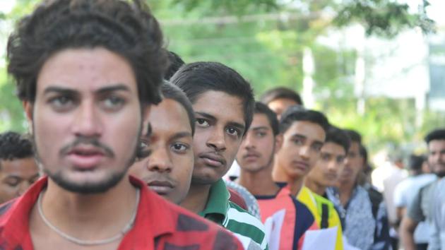 In Chandigarh confusion prevailed over Sikh students wearing iron bangle (kada) and carrying small sword (kirpan) as the candidates have been asked not to bring any articles or materials other than those listed by the CBSE. (Mujeeb Faruqui/HT Photo) In Chandigarh confusion prevailed over Sikh students wearing iron bangle (kada) and carrying small sword (kirpan) as the candidates have been asked not to bring any articles or materials other than those listed by the CBSE. (Mujeeb Faruqui/HT Photo)