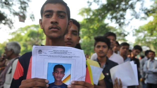 Candidates line up outside a NEET exam centre in Bhopal. The National Eligibility-Cum- Entrance Test (NEET) was conducted at 2,200 examination centres in 104 cities across India. (Mujeeb Faruqui/HT Photo) Candidates line up outside a NEET exam centre in Bhopal. The National Eligibility-Cum- Entrance Test (NEET) was conducted at 2,200 examination centres in 104 cities across India. (Mujeeb Faruqui/HT Photo)