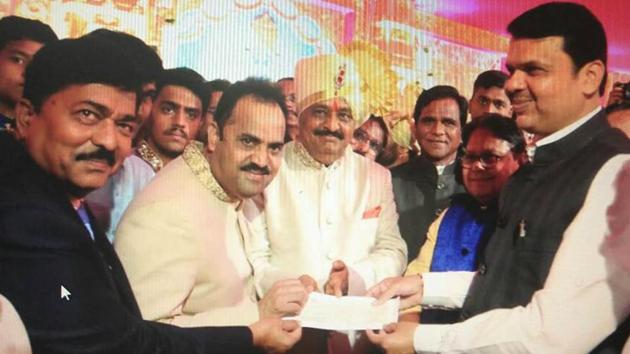 BJP MP Sanjay Kakade (second from left) hands over a cheque of Rs1crore as a donation for disadvantaged kids to CM Devendra Fadnavis at Shree Chhatrapati Shivaji Sports Complex in Pune on Sunday.(HT)