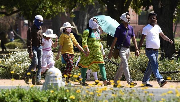 People cover themselves with caps and cloth during the hot summer weather in Delhi.(Sonu Mehta/HT File Photo) People cover themselves with caps and cloth during the hot summer weather in Delhi.(Sonu Mehta/HT File Photo)