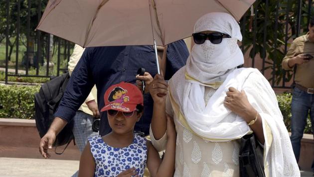 People use umbrellas, caps and shawls to shield themselves against the scorching weather in Delhi-NCR. The mercury crossed the 43°C mark on Sunday. (Sonu Mehta/HT Photo) People use umbrellas, caps and shawls to shield themselves against the scorching weather in Delhi-NCR. The mercury crossed the 43°C mark on Sunday. (Sonu Mehta/HT Photo)
