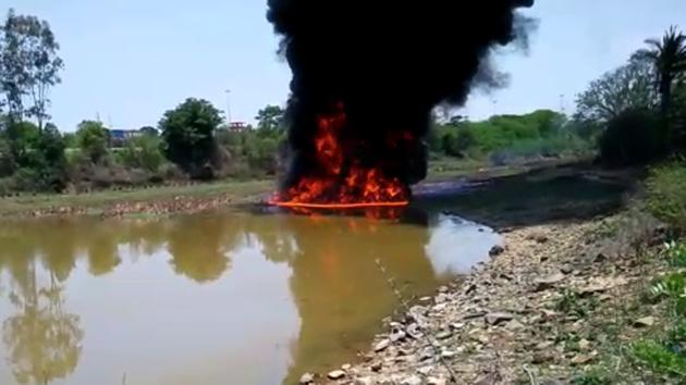 Fire in Dodda Basavanhalli lake. (Videograb/ HT Photo) Fire in Dodda Basavanhalli lake. (Videograb/ HT Photo)