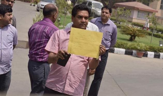 Sacked AAP minister Kapil Mishra outside ACB office in Delhi on Monday.(Ravi Choudhary/HT Photo)