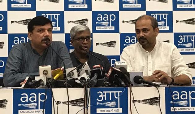 AAP leaders Sanjay Singh, Ashutosh and Dilip Pandey (left to right) at a press conference in Delhi on Monday.(Ravi Choudhary/HT Photo)