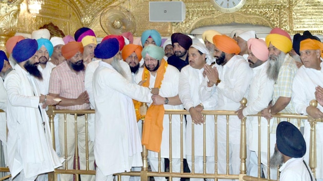 Punjab chief minister being given ‘siropa’ inside the sanctum sanctorum of Golden Temple, Amritsar, on Monday.(Sameer Sehgal/HT Photo)