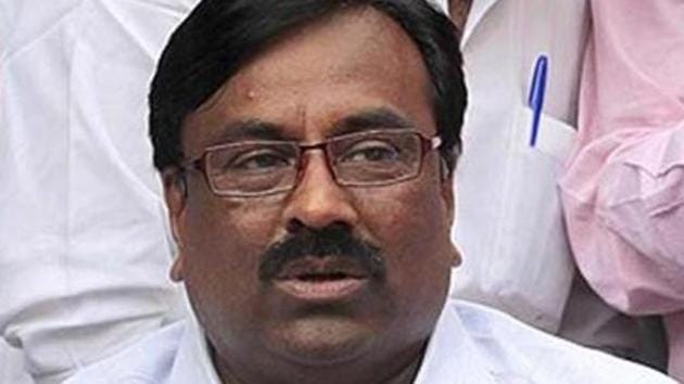 Sudhir Mungantiwar will meet Sena chief Uddhav Thackeray at his Bandra residence, Matoshree, today. (File) Sudhir Mungantiwar will meet Sena chief Uddhav Thackeray at his Bandra residence, Matoshree, today. (File)