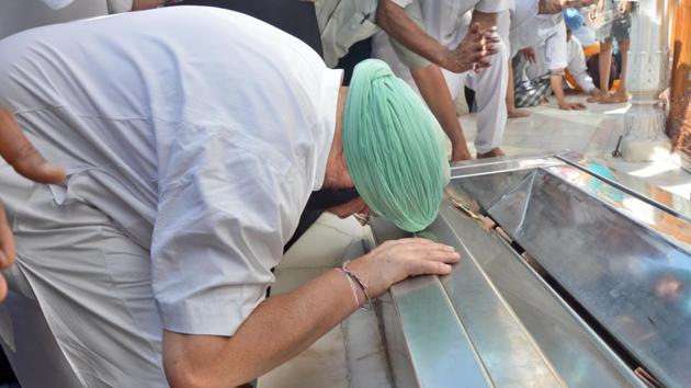 Punjab chief minister Captain Amarinder Singh paying obeisance at Golden Temple, Amritsar on Monday. (Sameer Sehgal/HT Photo)