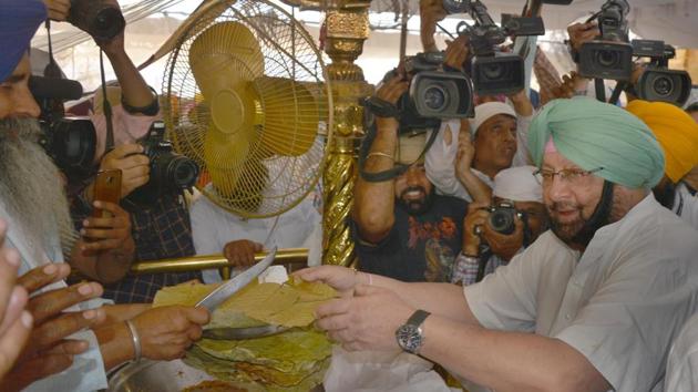 Punjab chief minister Captain Amarinder Singh paying obeisance at Golden Temple, Amritsar on Monday. (Sameer Sehgal/HT Photo)