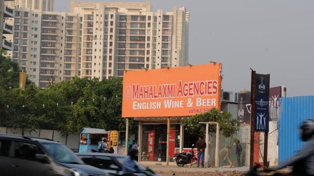 A liquor vend located on a greenbelt along Golf Course Road in Gurgaon. (Parveen Kumar/HT Photo) A liquor vend located on a greenbelt along Golf Course Road in Gurgaon. (Parveen Kumar/HT Photo)