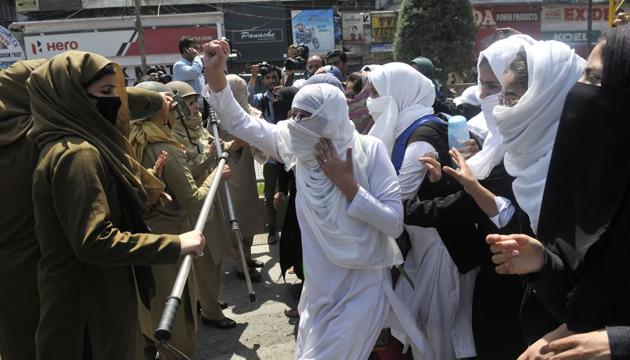 Kashmiri students shout slogans during a protest at Lal Chowk, Srinagar on April 17, 2017. Violence erupted in Srinagar as students staged a protest after more than 60 students were injured in clashes with security forces at a college in the district of Pulwama.(Waseem Andrabi / Hindustan Times) Kashmiri students shout slogans during a protest at Lal Chowk, Srinagar on April 17, 2017. Violence erupted in Srinagar as students staged a protest after more than 60 students were injured in clashes with security forces at a college in the district of Pulwama.(Waseem Andrabi / Hindustan Times)